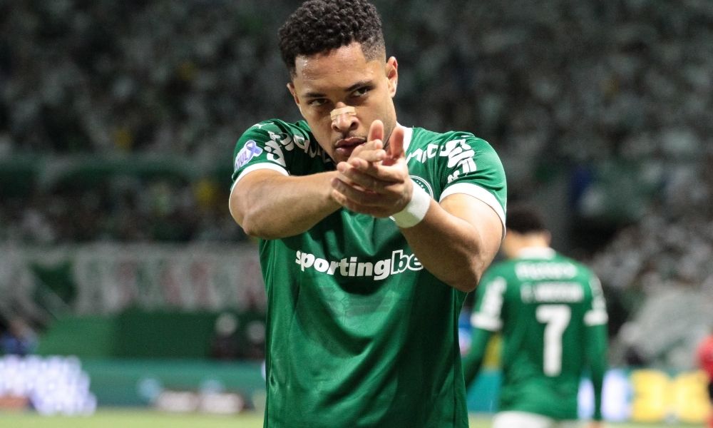 Com expulsão e gols, Palmeiras vence São Paulo e assume liderança