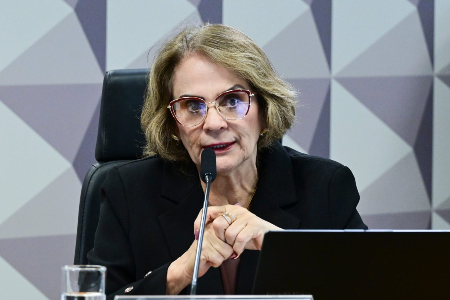 Damares cobra Ministério da Saúde por investigação de remédios contra câncer