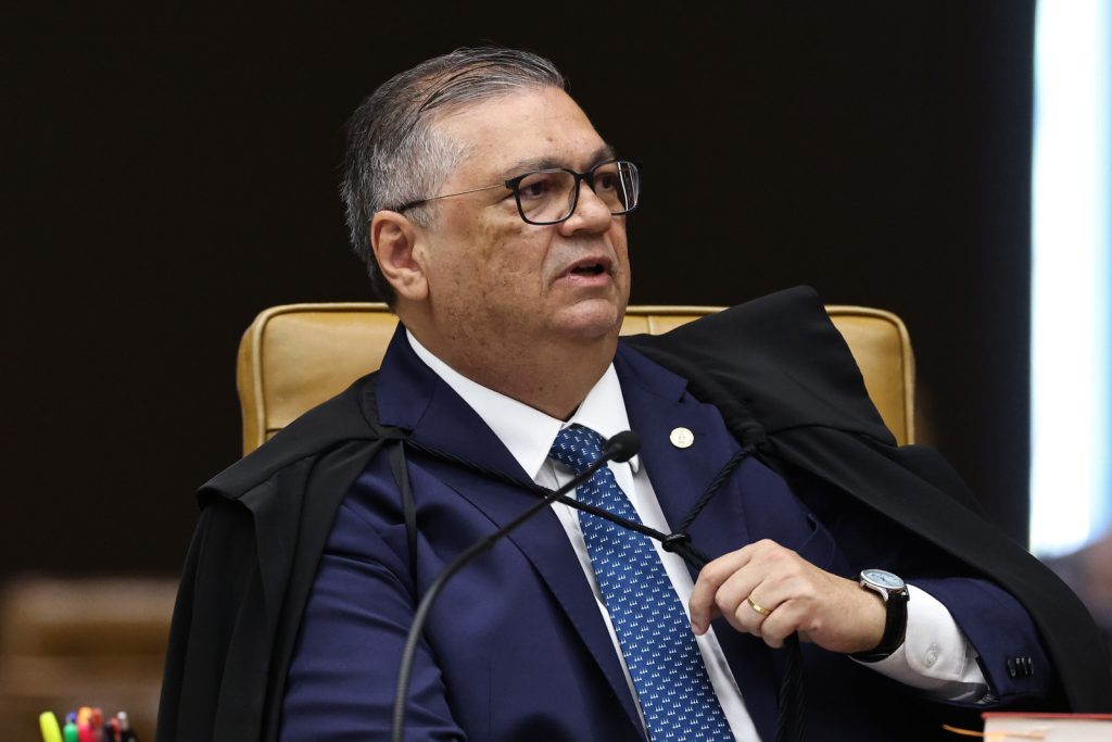 Dino ordena revisão das normas da CVM e cobra ação do governo