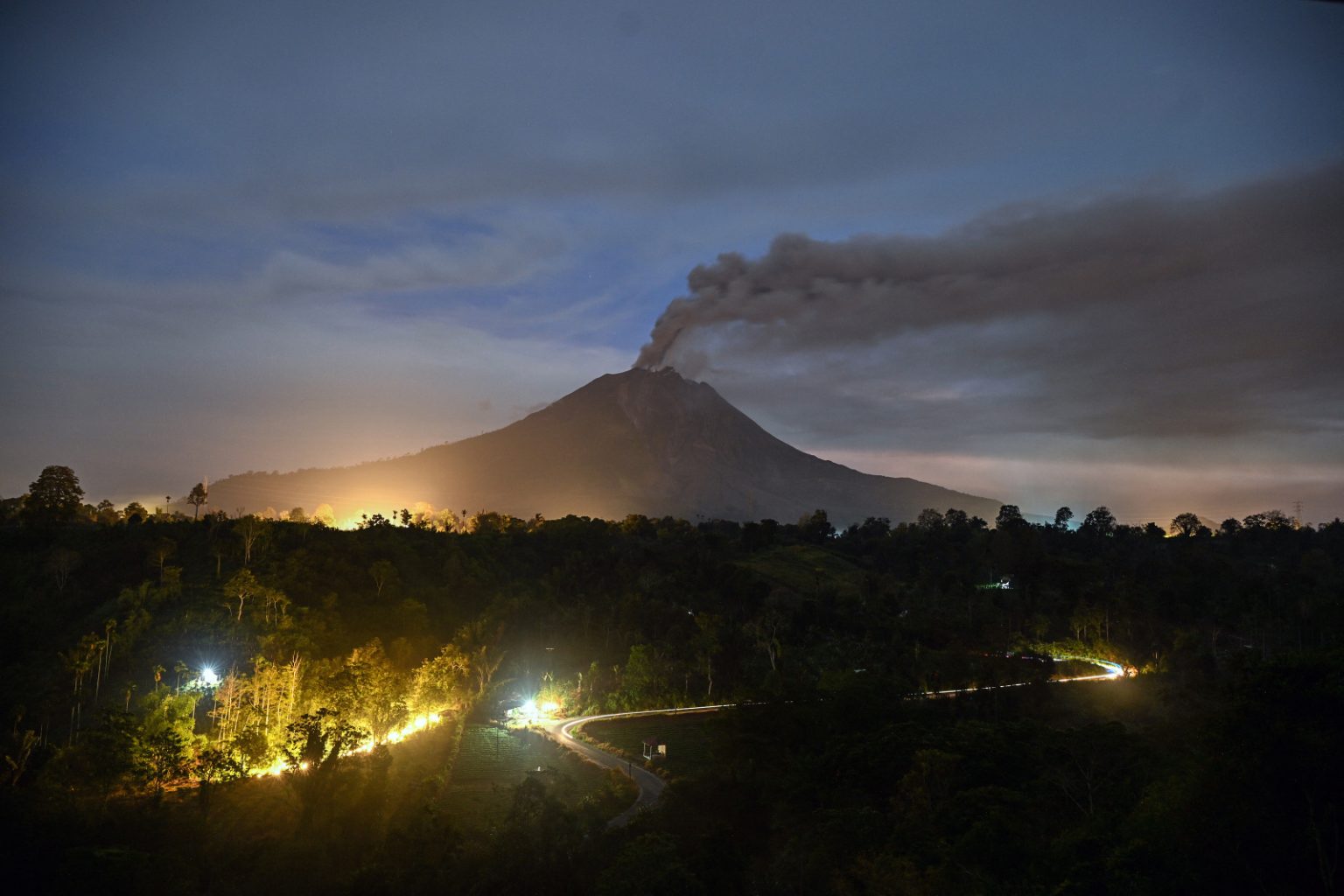 Erupção do Anak Krakatoa paralisa 8 aeroportos e retém 150 mil passageiros