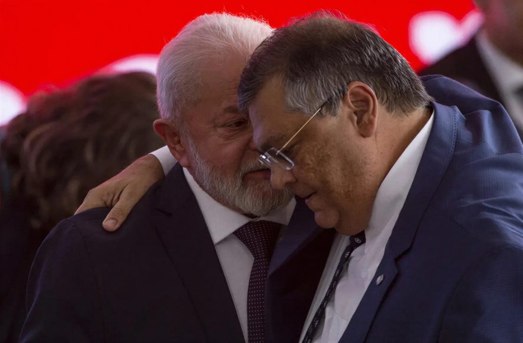 Flávio Bolsonaro acusa Lula de favorecer Flávio Dino após ligação