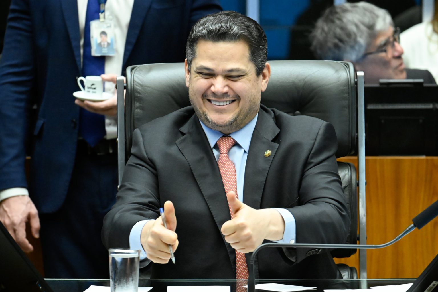 Flávio Bolsonaro pressiona Alcolumbre a autorizar impeachment de Moraes