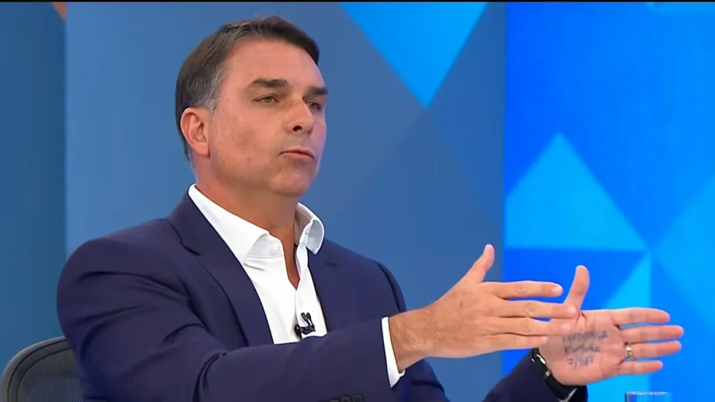 Flávio Bolsonaro reduz distância para Lula no Nordeste, diz pesquisa Quaest