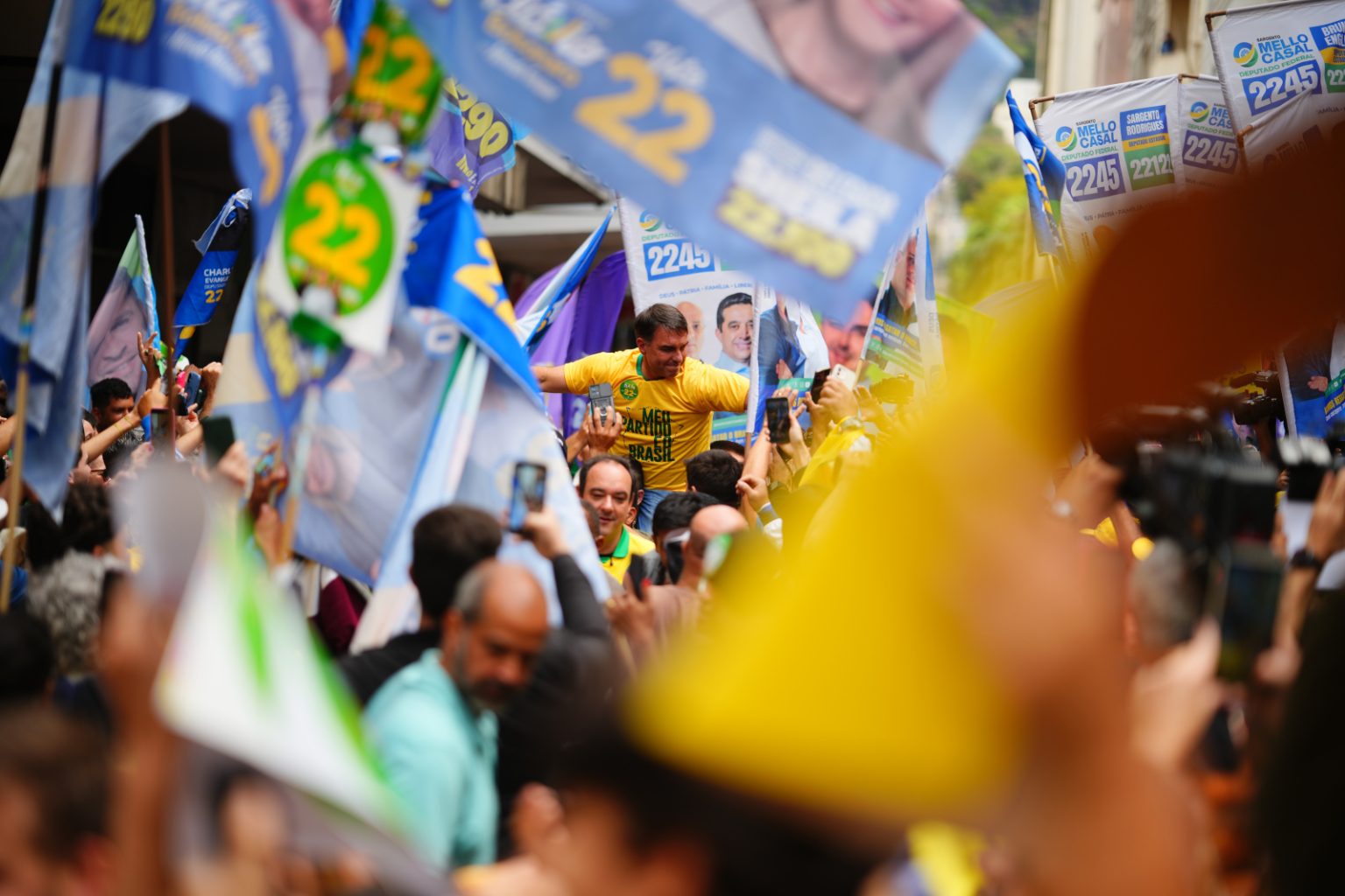 Flávio Bolsonaro repete gesto do pai no local da facada em Juiz de Fora