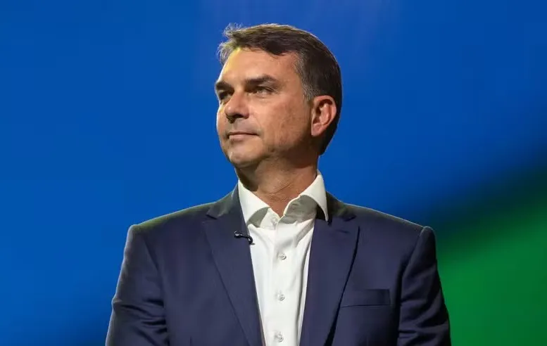 Flávio Bolsonaro vê "luz no fim do túnel" após decisão de Fachin