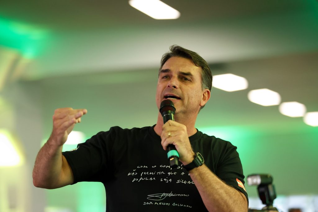 Flávio leva Lula ao TSE por eventos que citaram 'canetas emagrecedoras'