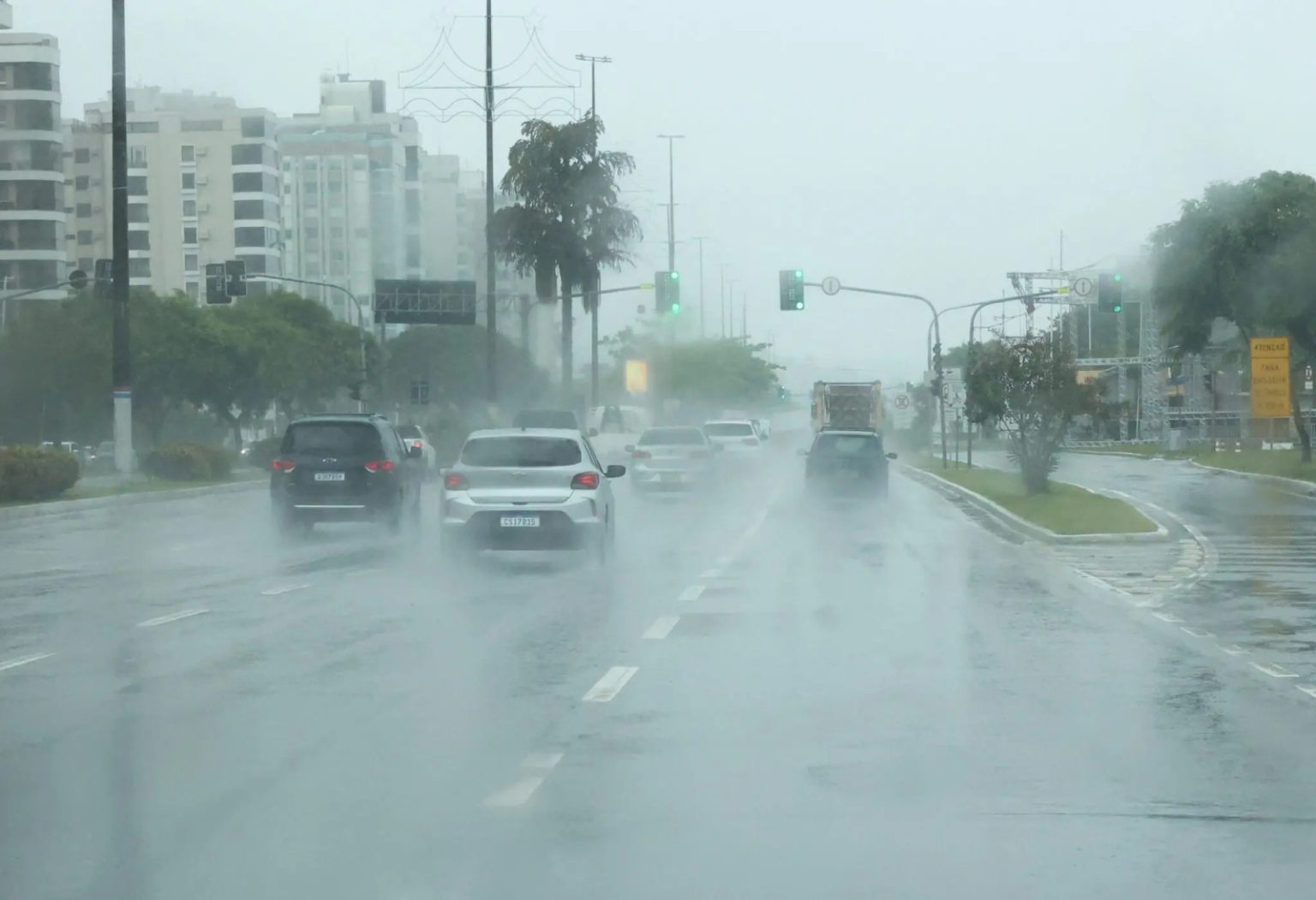 Frente fria e ciclone avançam sobre Sul e Sudeste com risco de temporais