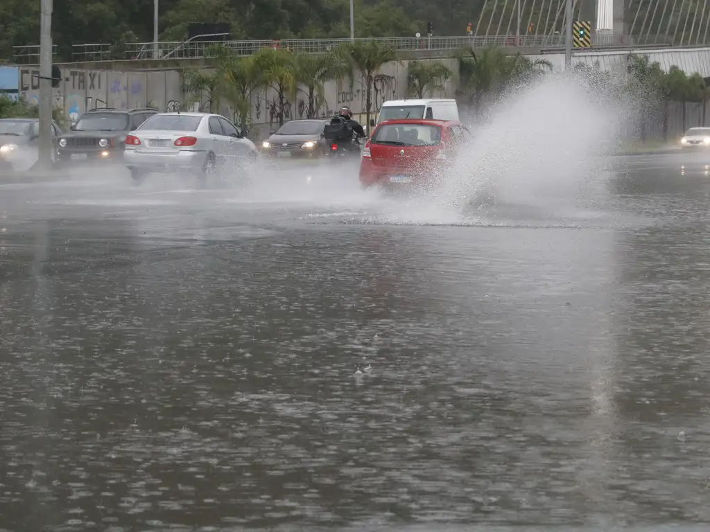 Frente fria traz chuvas intensas a várias regiões do país