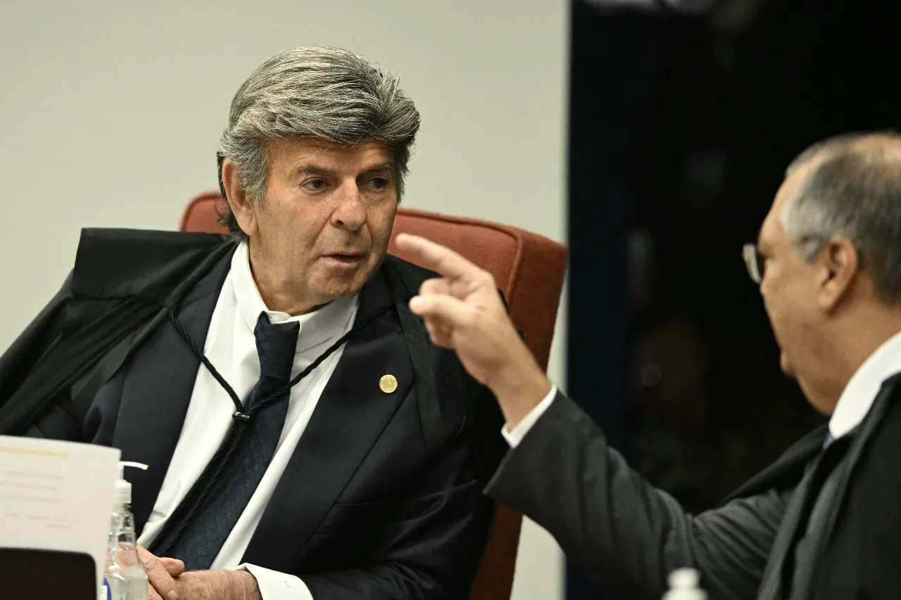 Fux suspende decisão de Dino e diz que STF não pode ordenar veiculação de notícias falsas