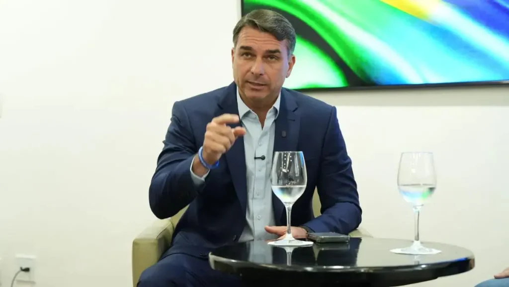 Influenciadores católicos defendem Flávio Bolsonaro contra boato sobre padroeira