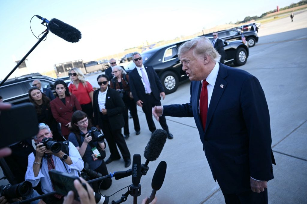Juiz federal suspende regra de Trump que restringia vistos de estudantes e jornalistas