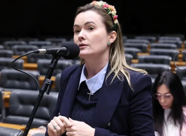 Júlia Zanatta pede na Justiça suspensão da política de gênero da UFSC