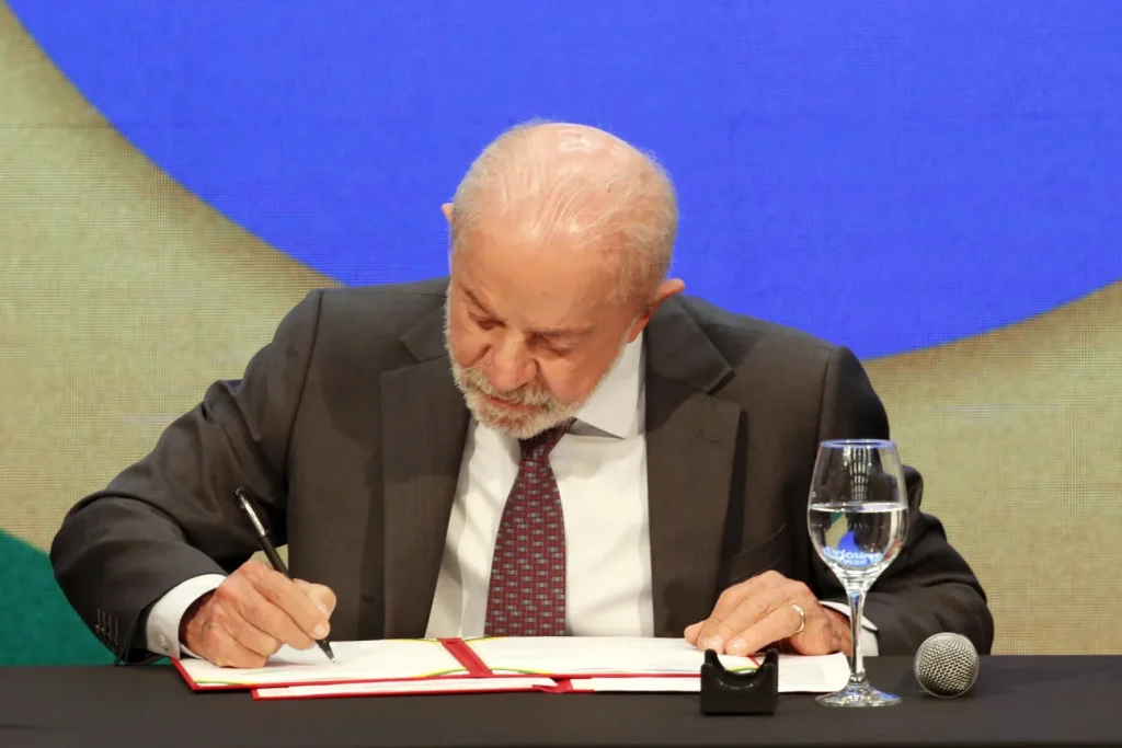 Lula assina MP e libera R$15 bi para 3ª fase do Desenrola Brasil