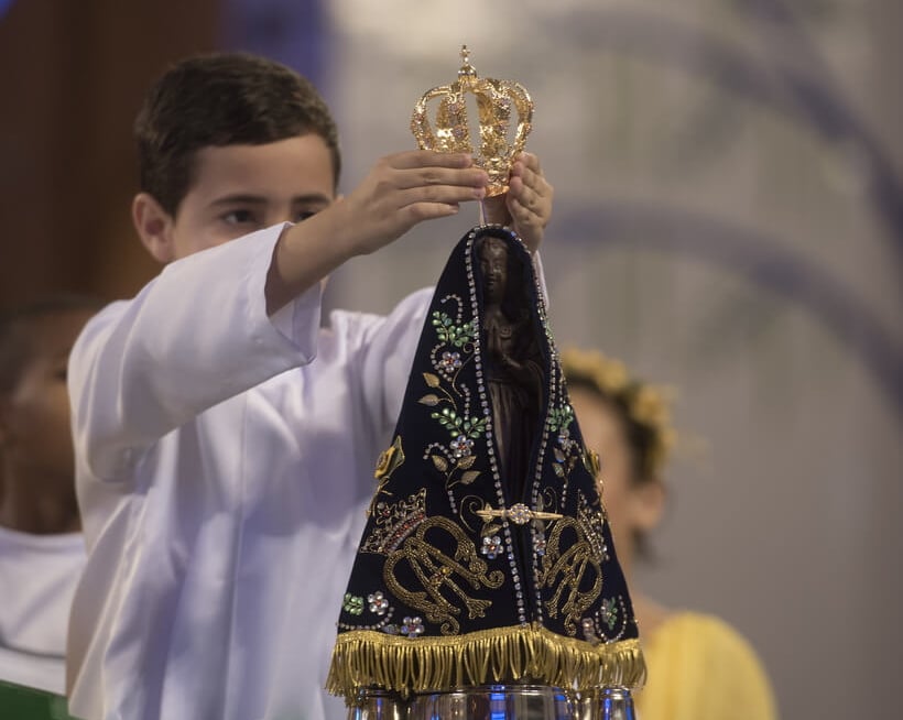 Lula recebe imagem de Nossa Senhora e pede respeito a todas as religiões