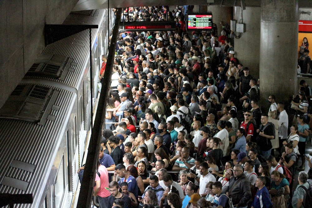 Metrô de SP elimina bilhetes magnéticos; uso acaba em 31/10/2026