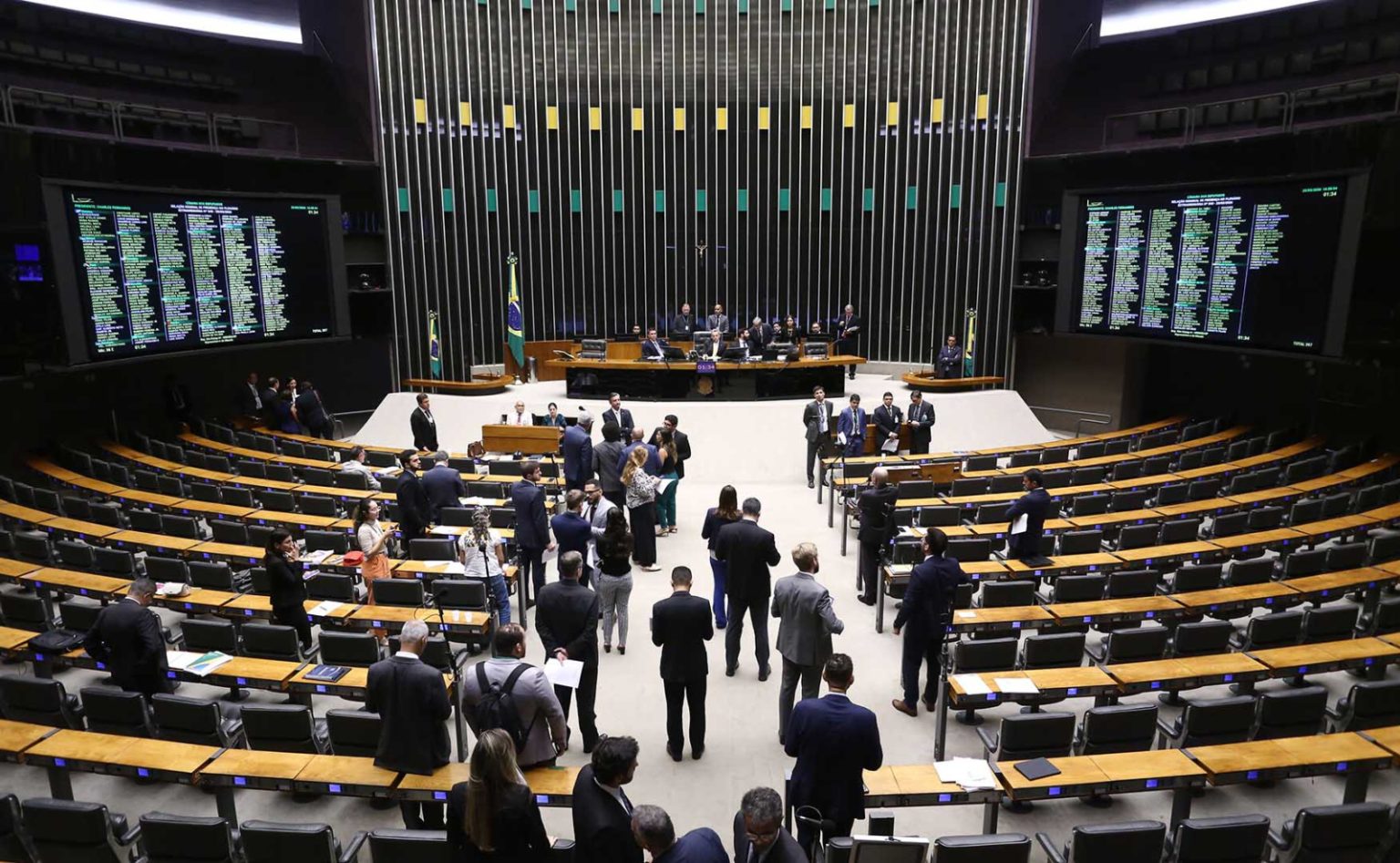 Pesquisa aponta Novo no extremo direito e PSTU no extremo esquerdo