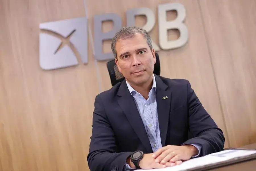 PF anexa mensagens em que ex-presidente do BRB pressiona diretor sobre Master