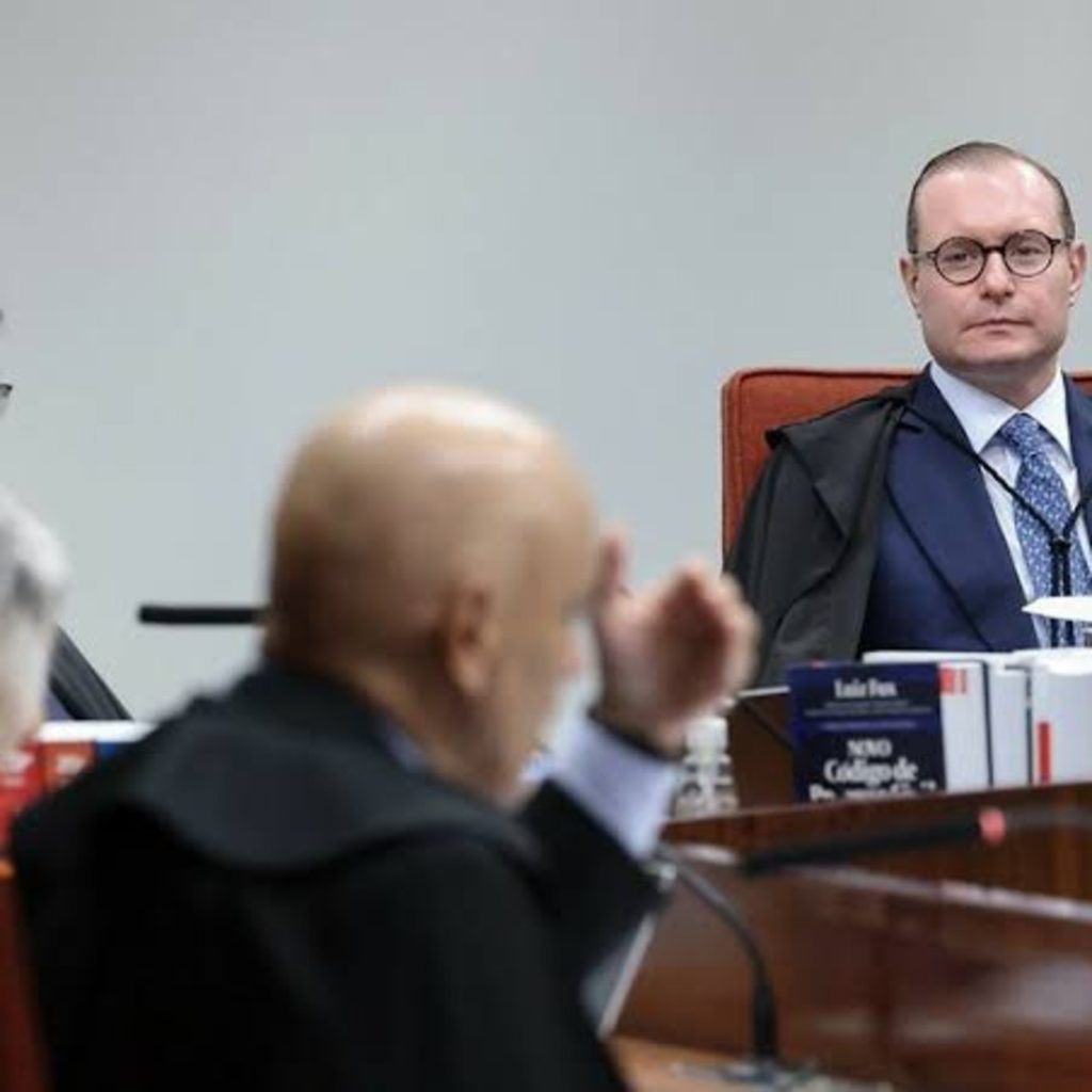 Cristiano Zanin e Alexandre de Moraes no plenário
