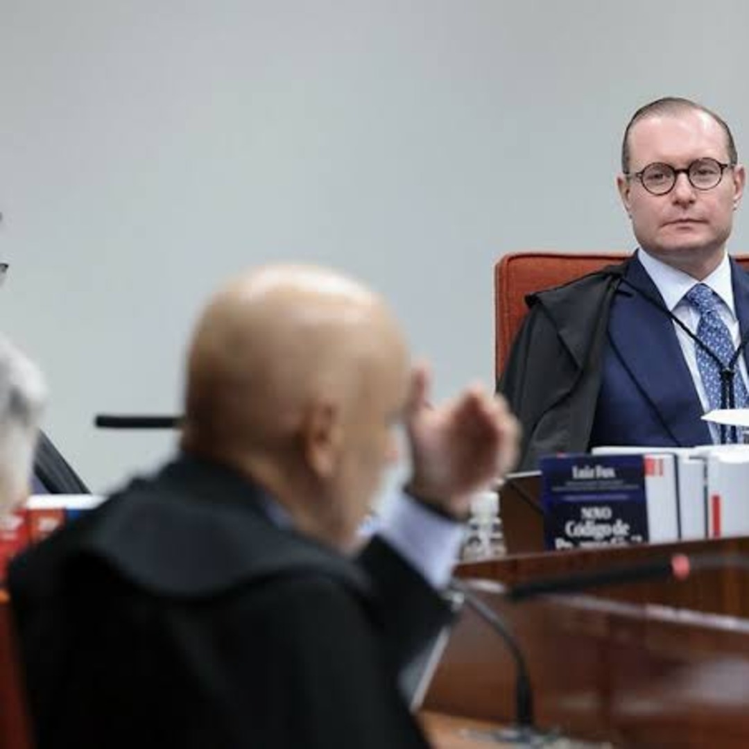 Cristiano Zanin e Alexandre de Moraes no plenário