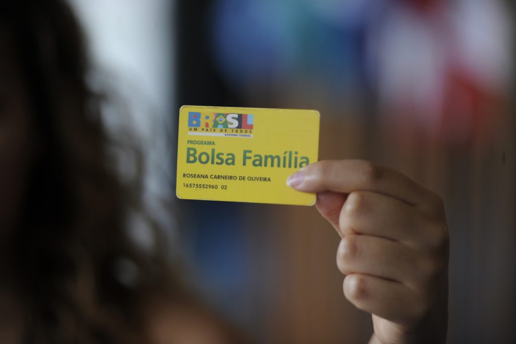 Reajuste do Bolsa Família às vésperas da eleição gera suspeitas eleitorais