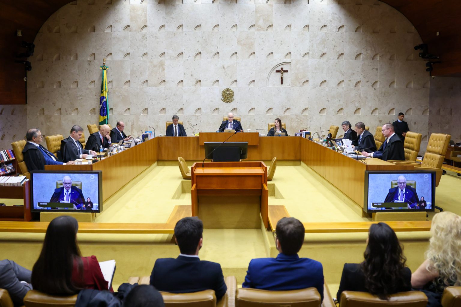 Relatório da PF expõe mensagens entre Moraes e ex-dono do Banco Master