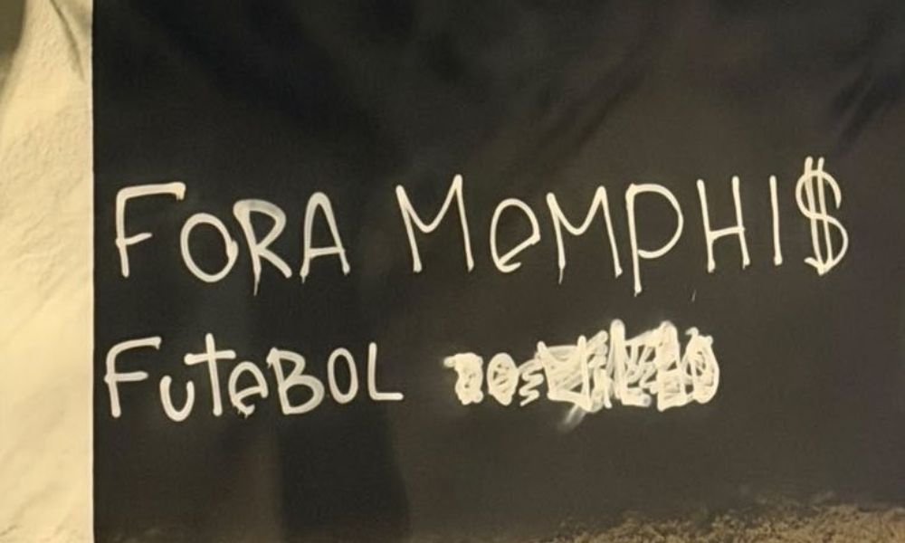 Torcida picha Parque São Jorge e exige saída de Memphis Depay