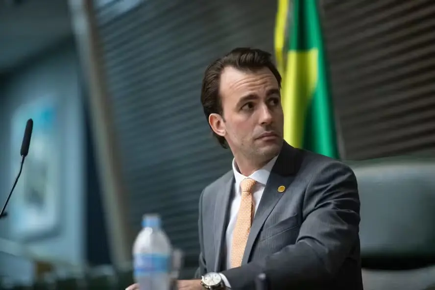 TSE derruba liminar e autoriza uso da imagem de Bolsonaro por Lucas Bove