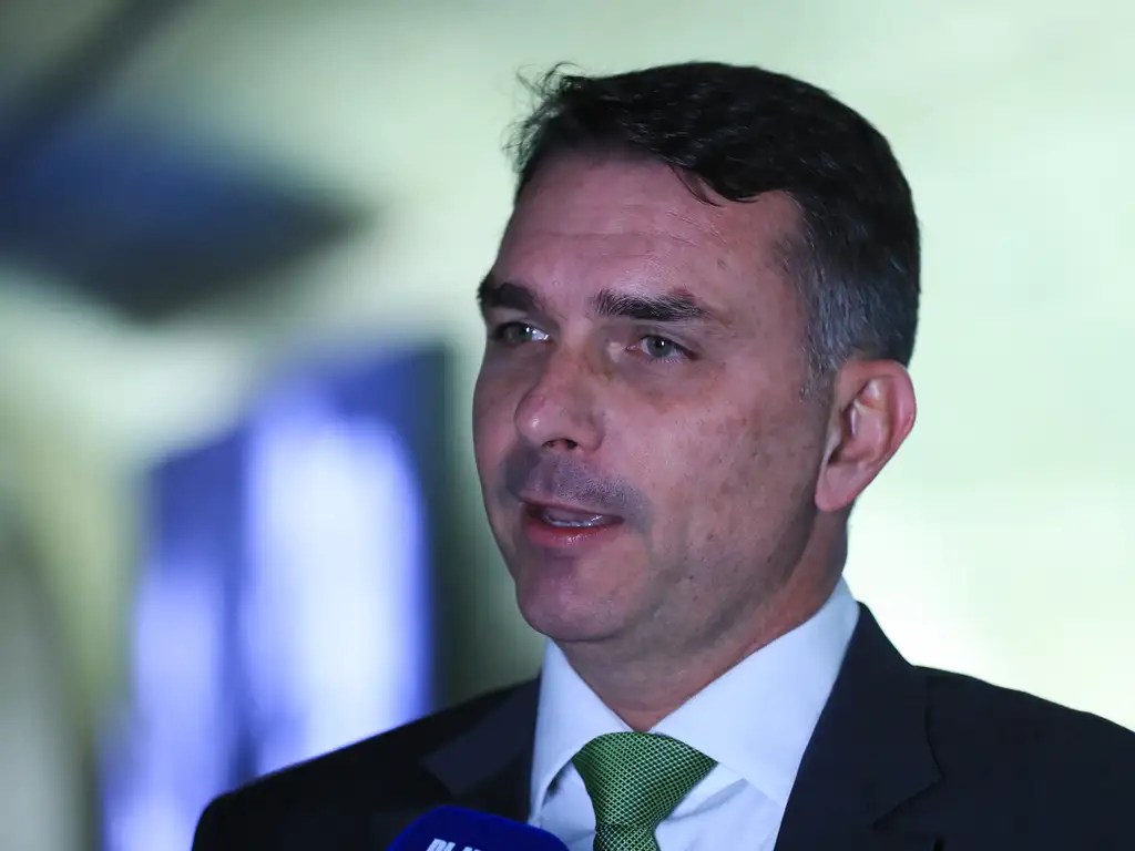 TSE manda Meta remover links de venda em perfis ligados a Flávio Bolsonaro