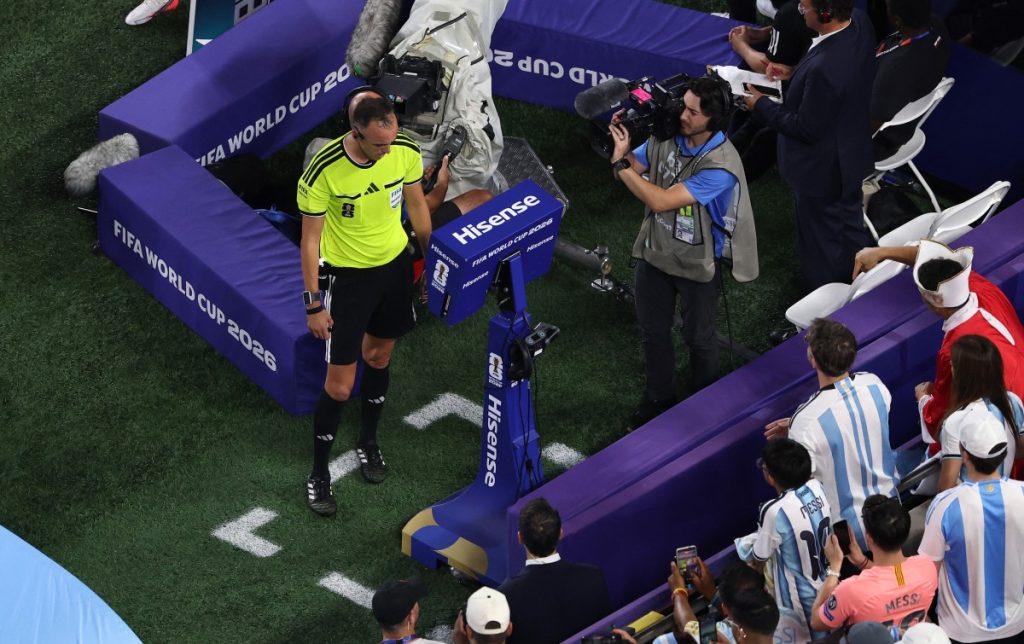 VAR ainda falha e amplia controvérsia no futebol mundial