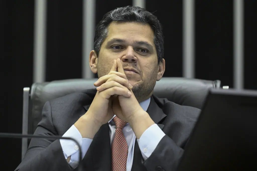 Alcolumbre convoca senadores para votar fim da escala 6x1 na terça