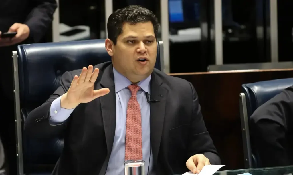 Alcolumbre suspende votação da PEC da Segurança por conflito sobre maioridade