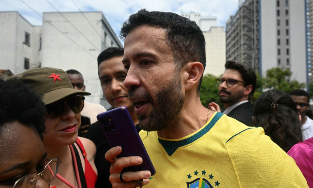 André Janones sofre arritmia e é internado na UTI após debate