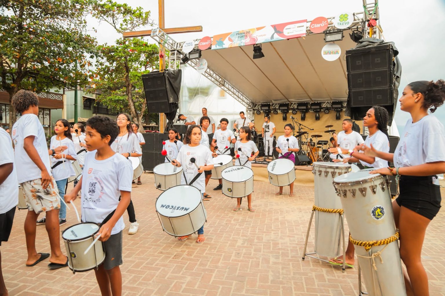 Baleia Jubarte anima Praia do Forte com música, cultura e tradição