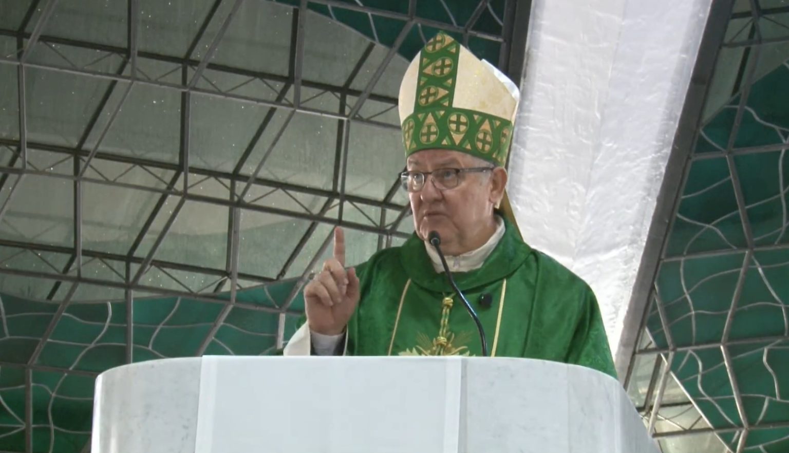 Bispo de Formosa pede a Nossa Senhora que livre o Brasil da peste, fome e comunismo