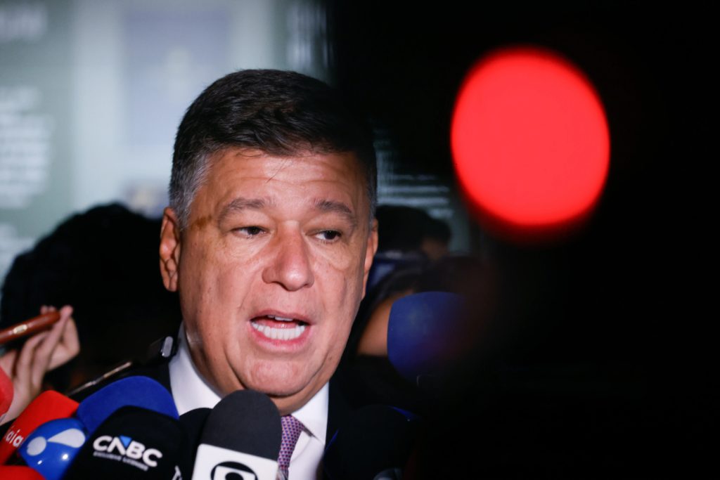 Carlos Viana denuncia Lula por estelionato eleitoral e questiona adiantamento do Bolsa Família