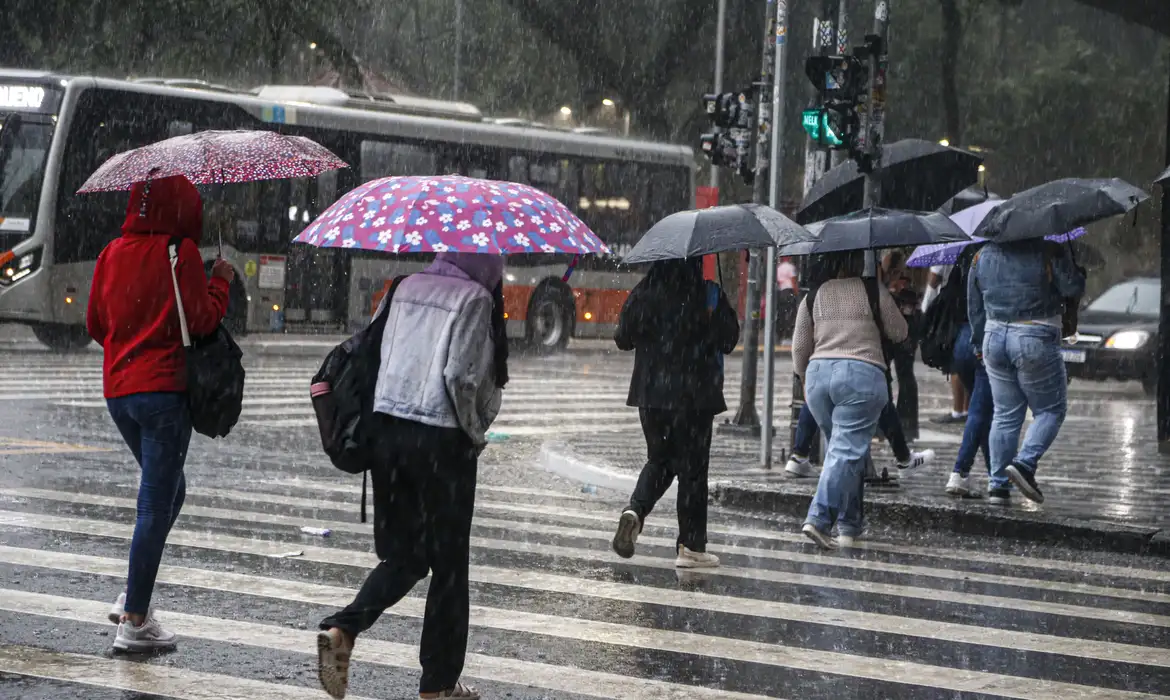Ciclone e frente fria provocam chuvas intensas e queda de temperatura