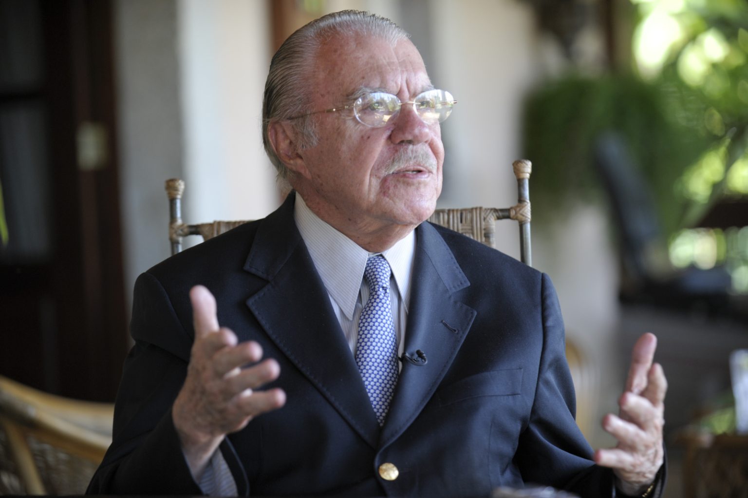 Descubra como Sarney navegou entre direita e esquerda