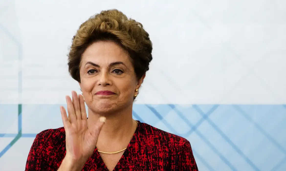 Dilma passa a receber R$ 17,5 mil por mês e R$ 6,6 mi atrasados