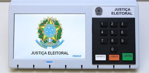 Eleitores vão às urnas em votação que marca 30 anos do voto eletrônico