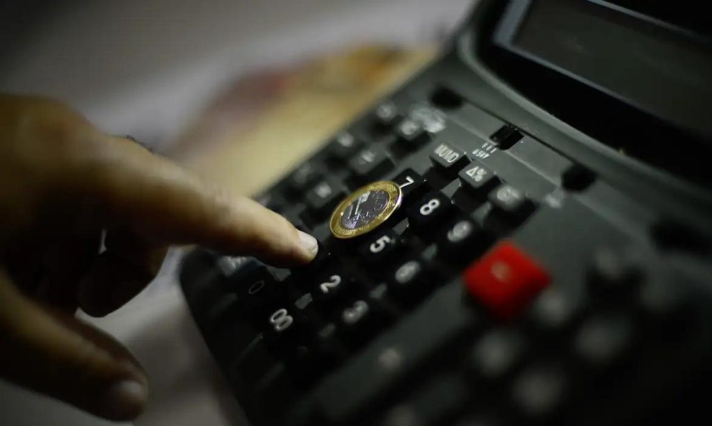 Em setembro, 19,4% das famílias destinaram mais da metade da renda a dívidas