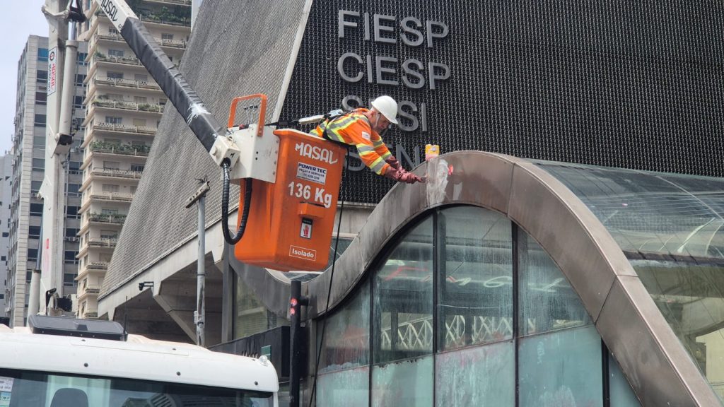 Equipes removem pichações e lixo na Paulista após ato pró-Lula