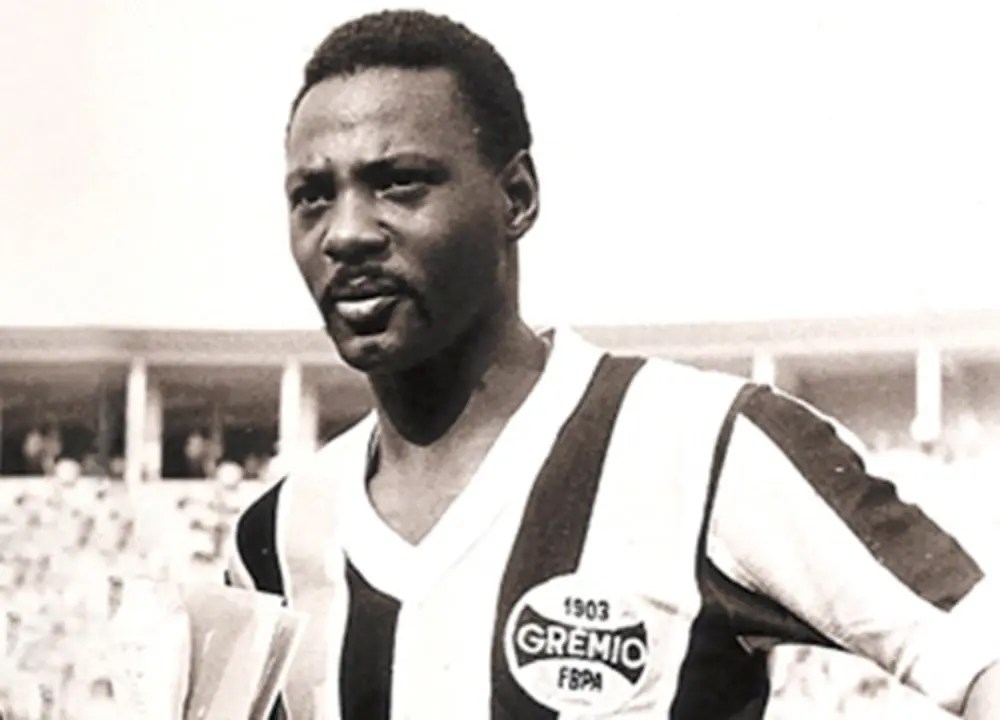 Everaldo morreu em acidente há 52 anos; ex-lateral do tri tinha 30 anos