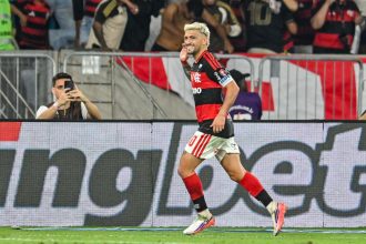 Flamengo amplia vantagem no Brasileirão com goleada sobre o Vasco
