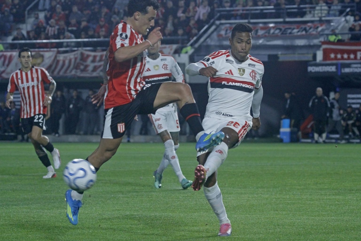 Flamengo segura 0 a 0 em La Plata e leva decisão para o Maracanã