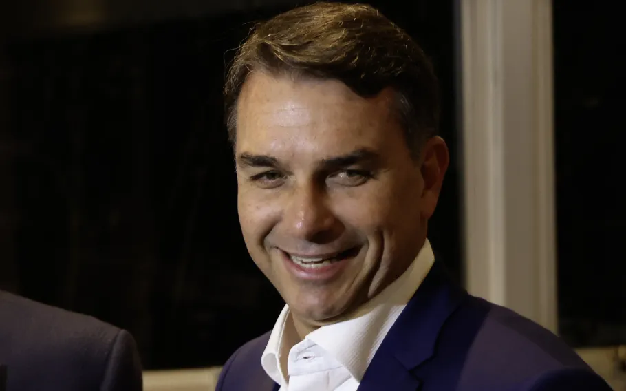 Flávio Bolsonaro atinge 56,1 milhões e supera votação do pai