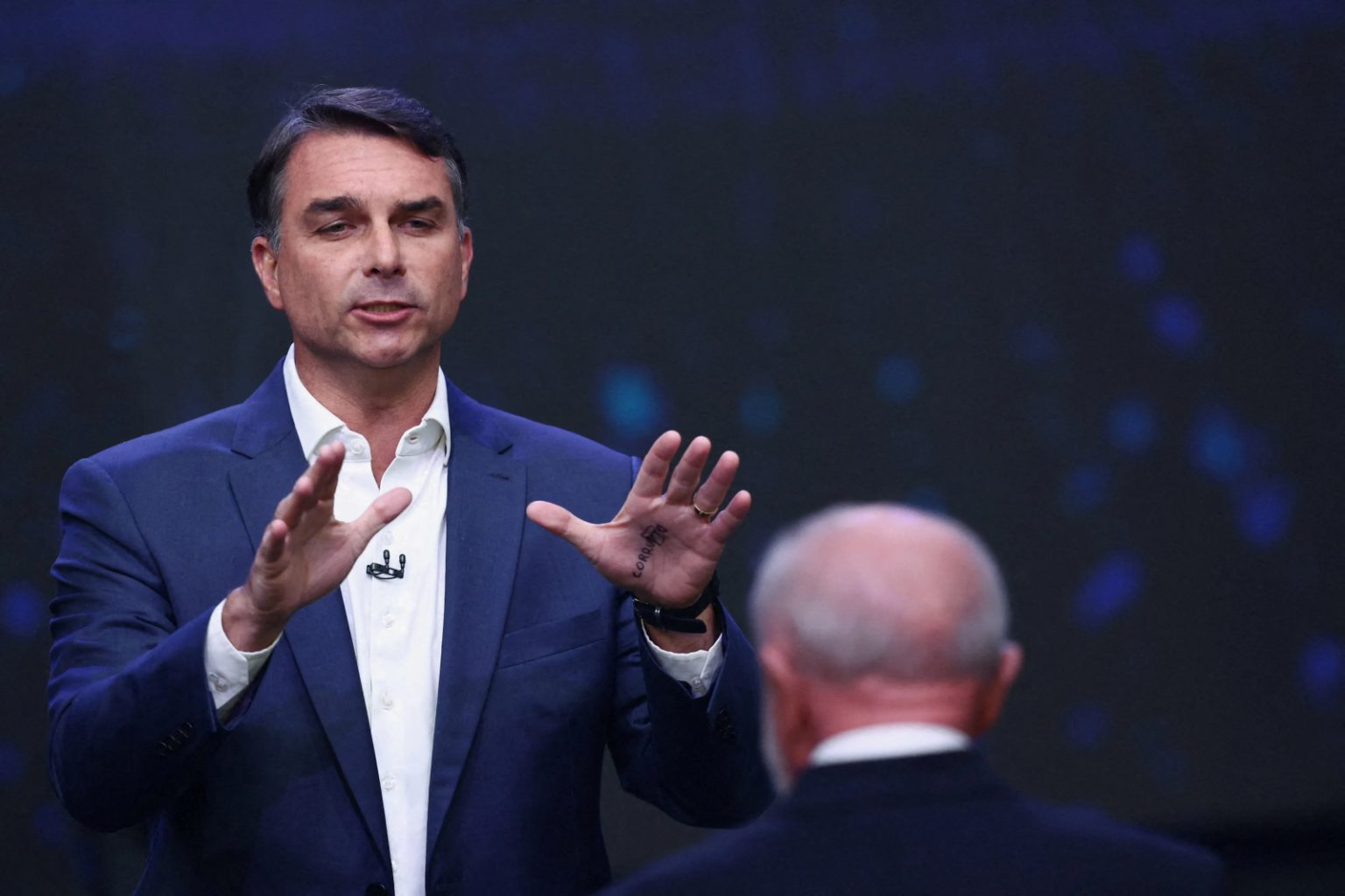 Flávio Bolsonaro autoriza abertura de sigilos, mas impõe condições