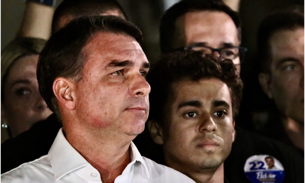 Flávio Bolsonaro deixa o Brasil e pedirá asilo político nos EUA