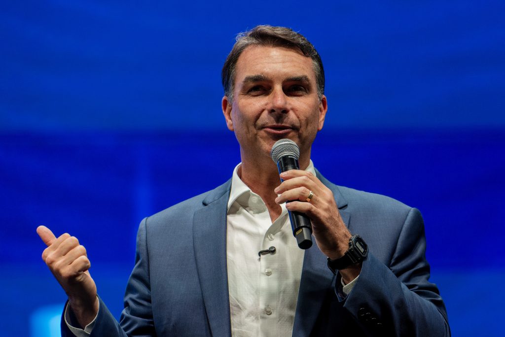 Flávio Bolsonaro deixou o Brasil e está em voo rumo aos Estados Unidos