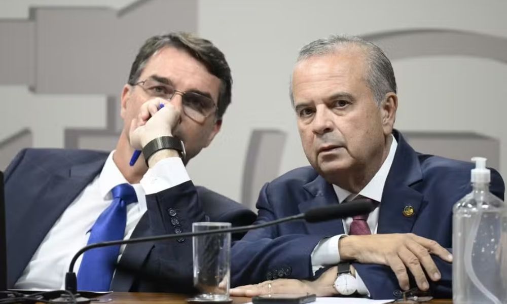 Flávio Bolsonaro embarca para os EUA após ordem de Moraes; Marinho aguarda