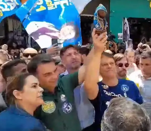 Flávio Bolsonaro quase dobra Lula em Aparecida no 1º turno